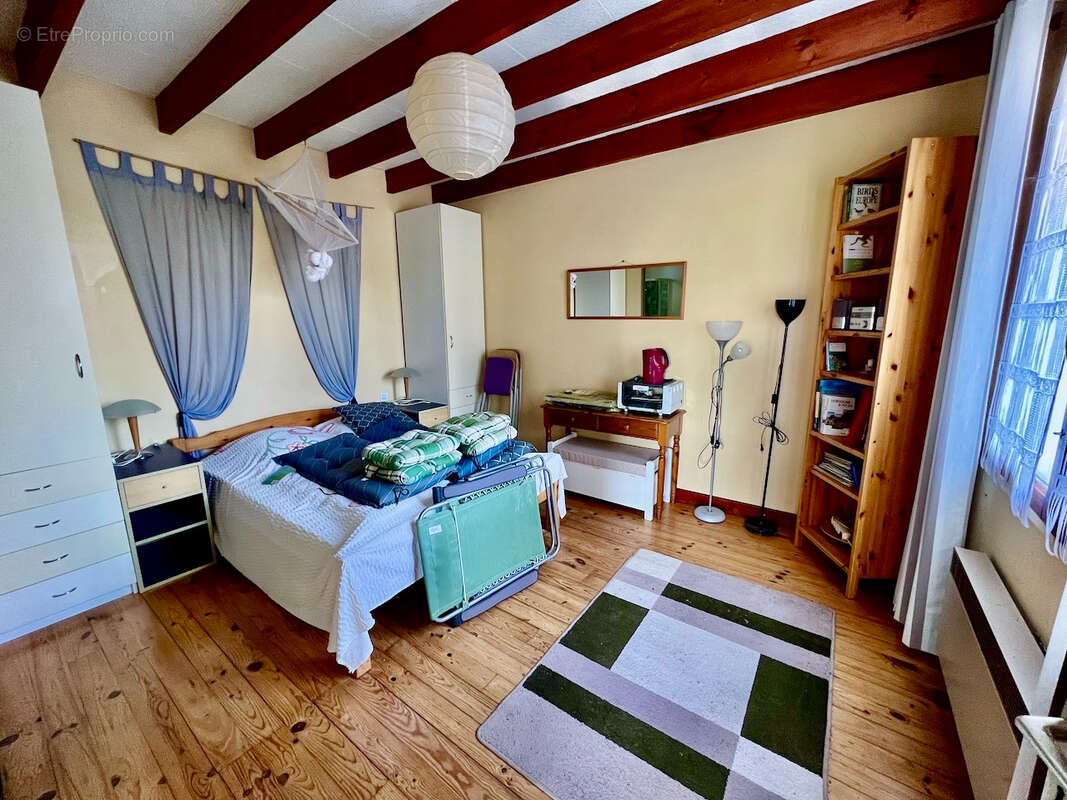 À quelques minutes du centre de Laroque-Timbaut, venez découvrir cet ensemble immobilier  d'environ 150 m² avec gîte et piscine, - photo 9