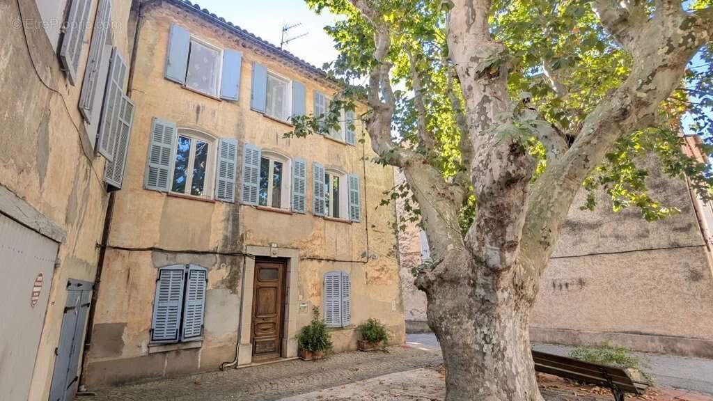 Appartement à VINS-SUR-CARAMY