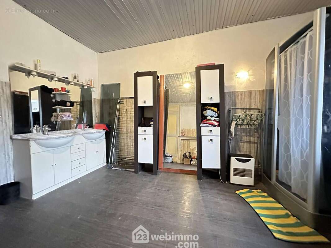 La salle de bains avec double vasque sur meuble et une douche - Maison à LIESSE-NOTRE-DAME