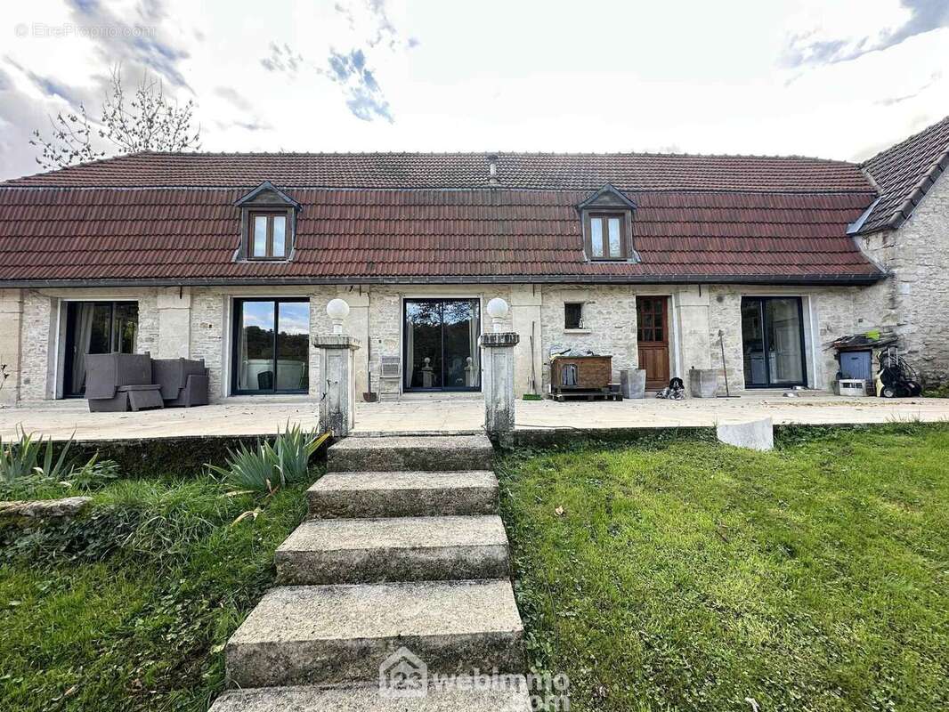 D'une surface habitable de 210 m² - Maison à ORGEVAL