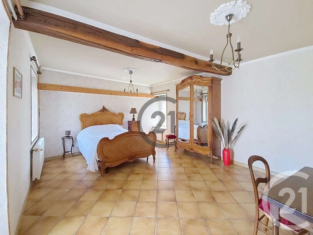 Maison 296 m² à Escamps  - photo 2