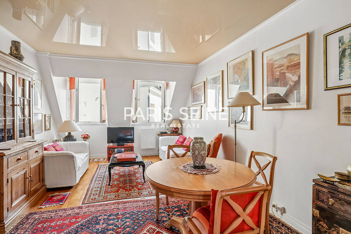 Appartement à PARIS-1E