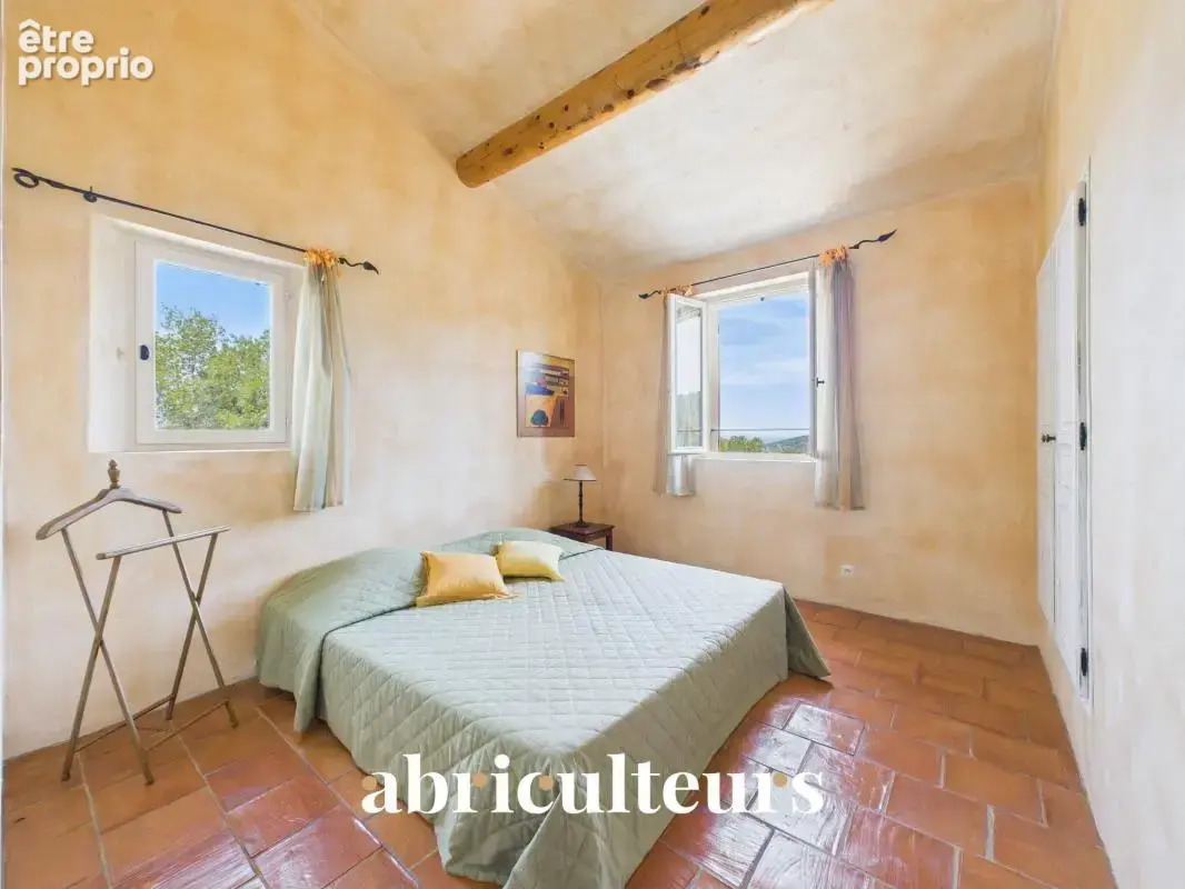 Splendide villa de 296 m² avec piscine, sauna, spa, terrain de 1,2 ha et vue exceptionnelle à Rognes (13840) - photo 14