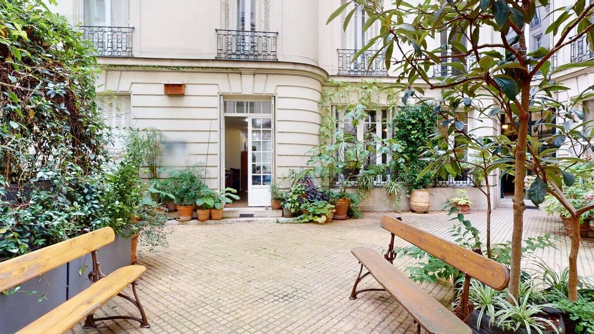 Commerce à PARIS-9E