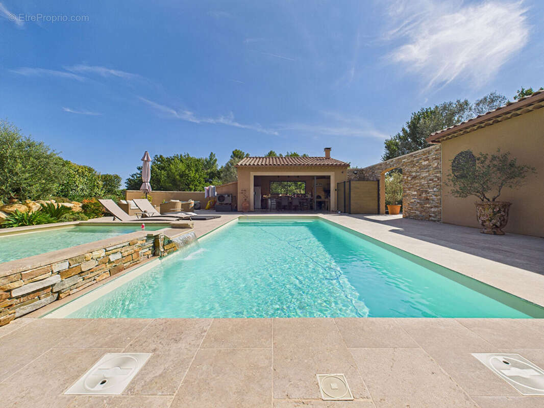 Maison à CHATEAUNEUF-LE-ROUGE