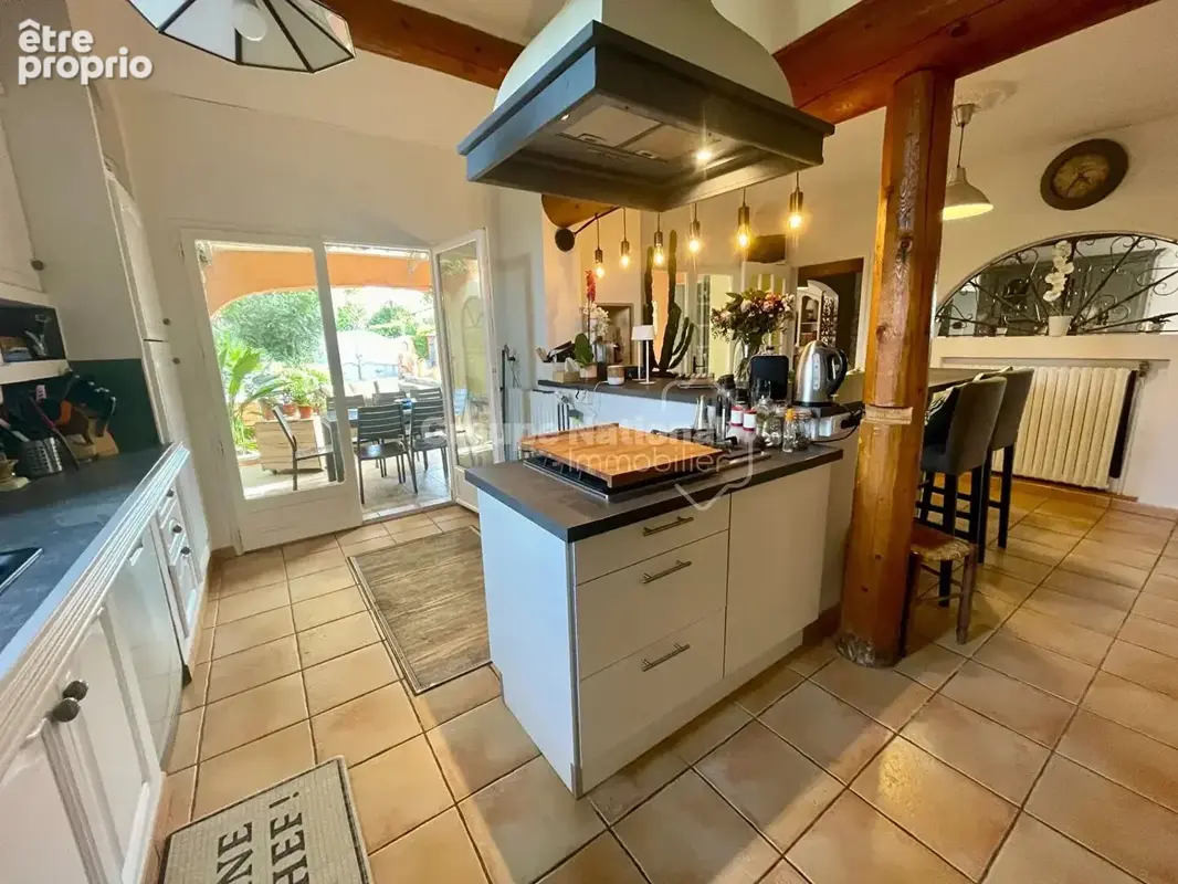 A VENDRE ROGNONAS  Maison familiale de caractère avec jardin, piscine, patio et solarium - photo 4