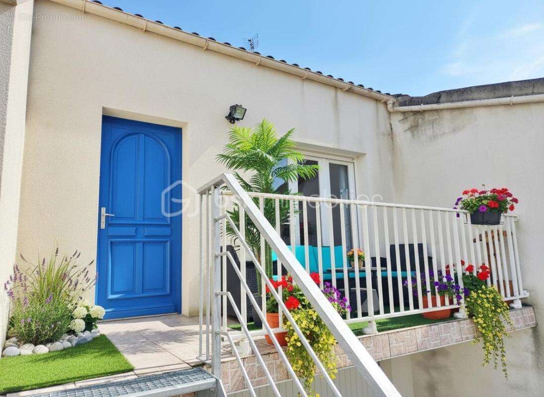 Ensemble immobilier de 108 m2 divisée en 2 logements de 54m2 chacun) avec grand garage 78m2 , un balcon et une cours extérieure - photo 9
