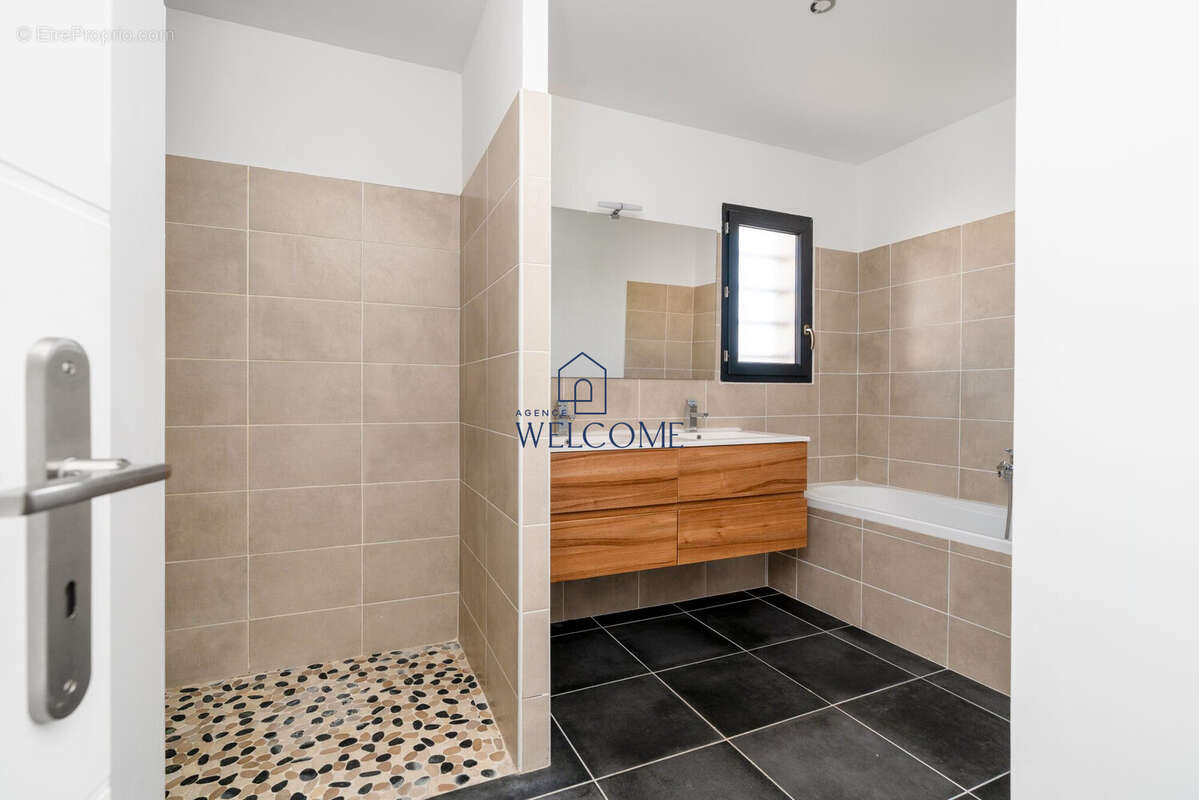 Maison 93 m² à Remoulins  - photo 6