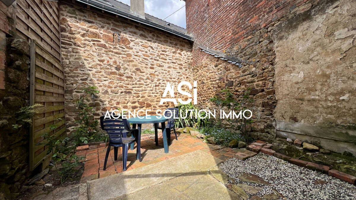 Maison à COURCITE