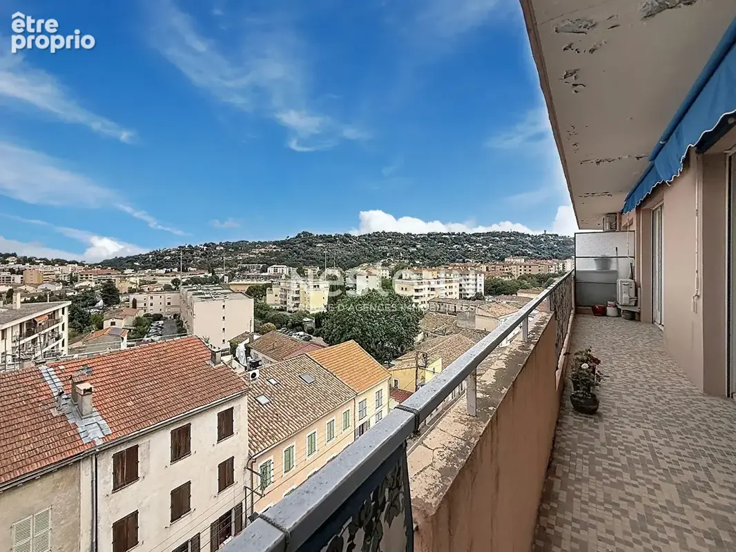 Dernier étage -  Spacieux 2p - Terrasse - Aperçu mer - Cave - garage - photo 8