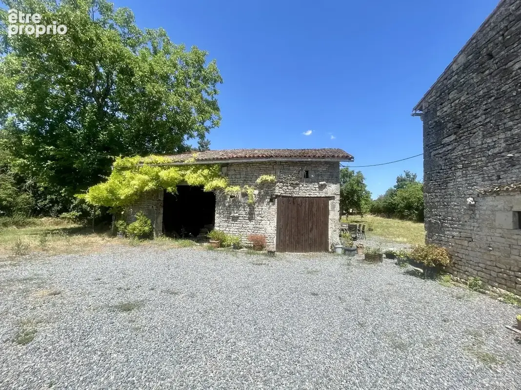Maison du caractère de plain-pied avec 3 chambres, grand terrain, garage et atelier - photo 9