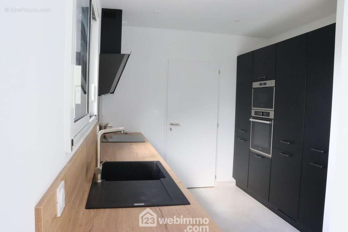 Cuisine neuve ouverte sur la pièce de vie. - Maison à SAINT-HILAIRE-LA-FORET