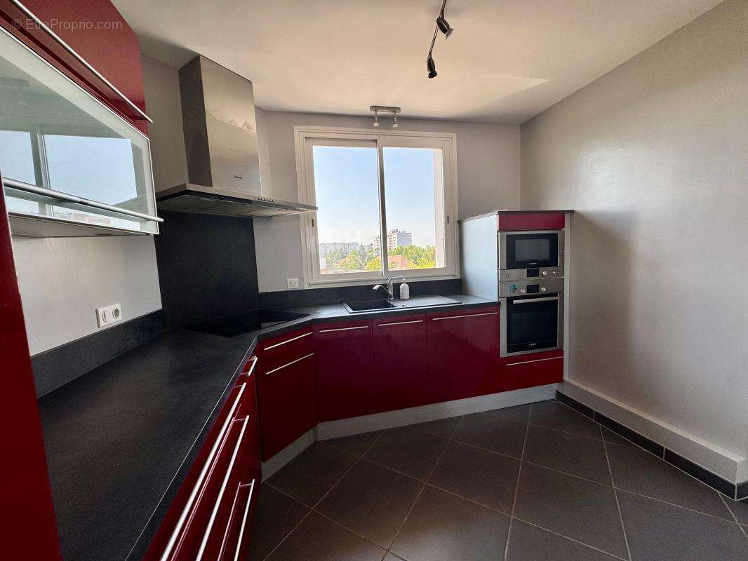 T4 rénové de 82 m² – Dernier étage, vue dégagée, ascenseur et garage - photo 7