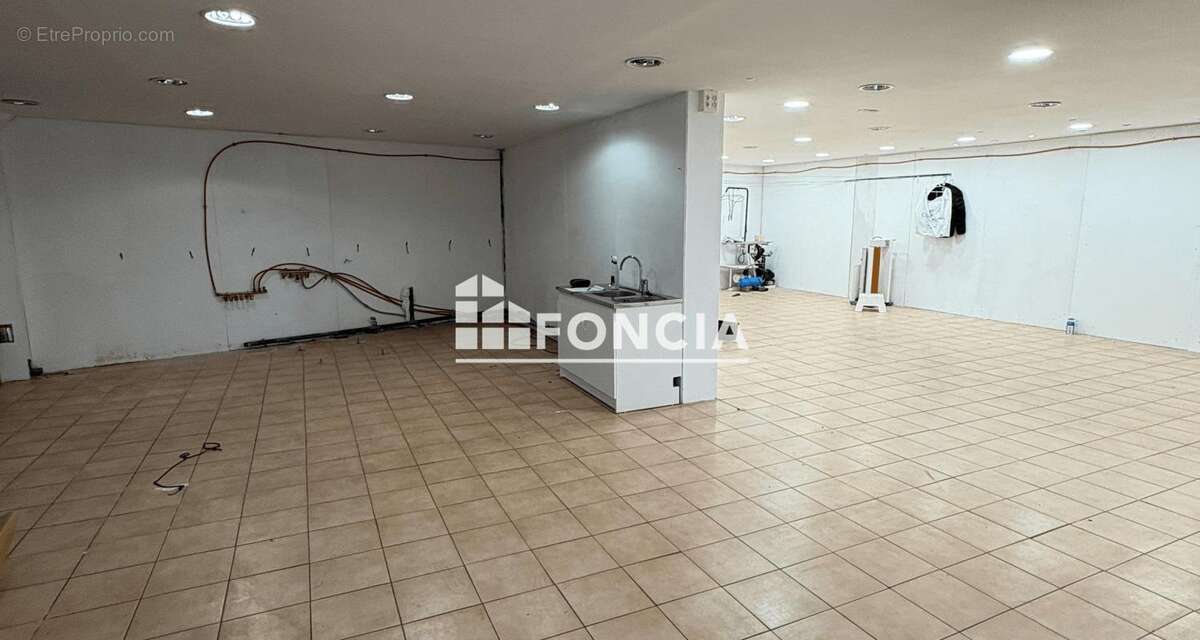 Local commercial 127 M2, quartier Saint Roch rez de chaussée avec vitrine - photo 3