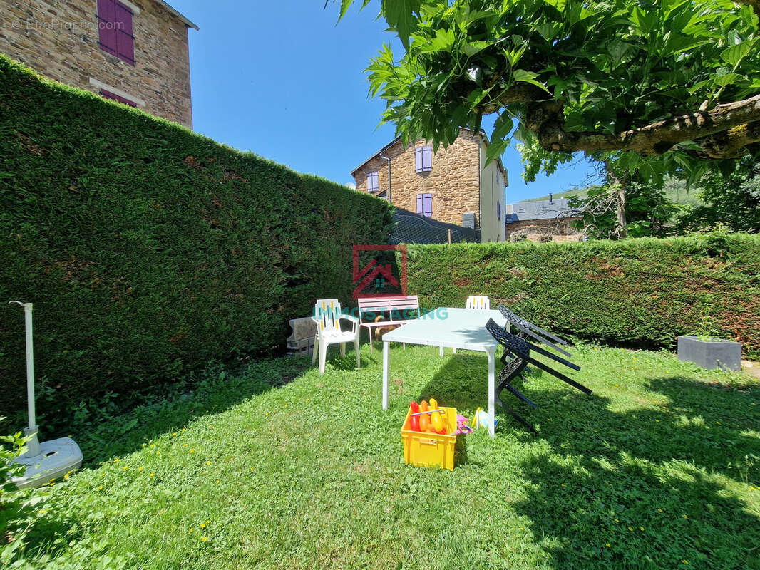 Maison à LAVAL-ROQUECEZIERE