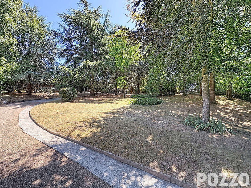 À VENDRE - Maison dans le bourg de Bréhal de 255m² au calme avec parc arboré - photo 17