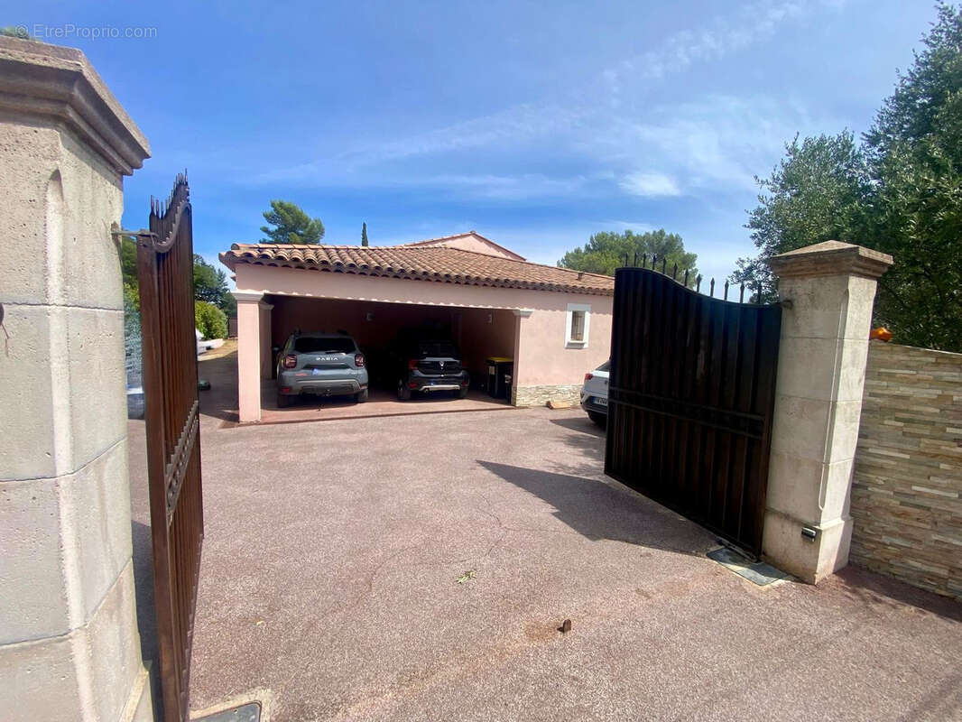 Maison à BAGNOLS-EN-FORET