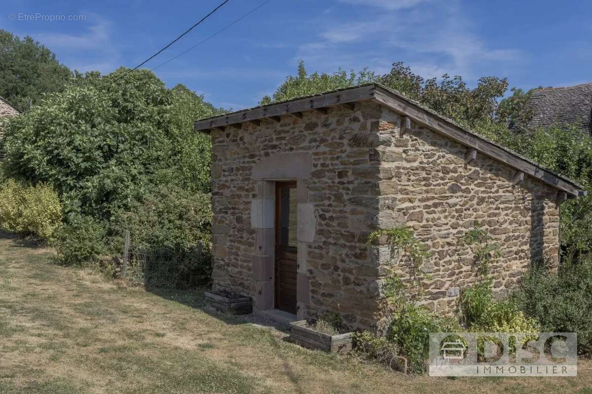 Corps de ferme rénovée avec spacieux gîte indépendant, dépendance, piscine et superbes vues. - photo 35