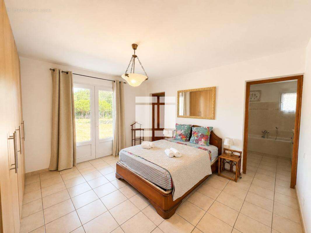 Charmante villa de 167m2 avec piscine édifiée sur un terrain de 2 722m2 - photo 10