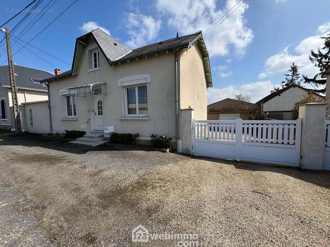 Maison des années 40, rénovée, sur l'axe Châtellerault-Tours, au coeur de Dangé-Saint-Romain. - Maison à DANGE-SAINT-ROMAIN