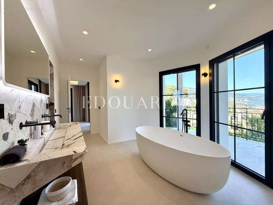 Superbe villa contemporaine avec piscine, une oasis de lumière au cœur de Roquebrune Cap Martin - photo 26
