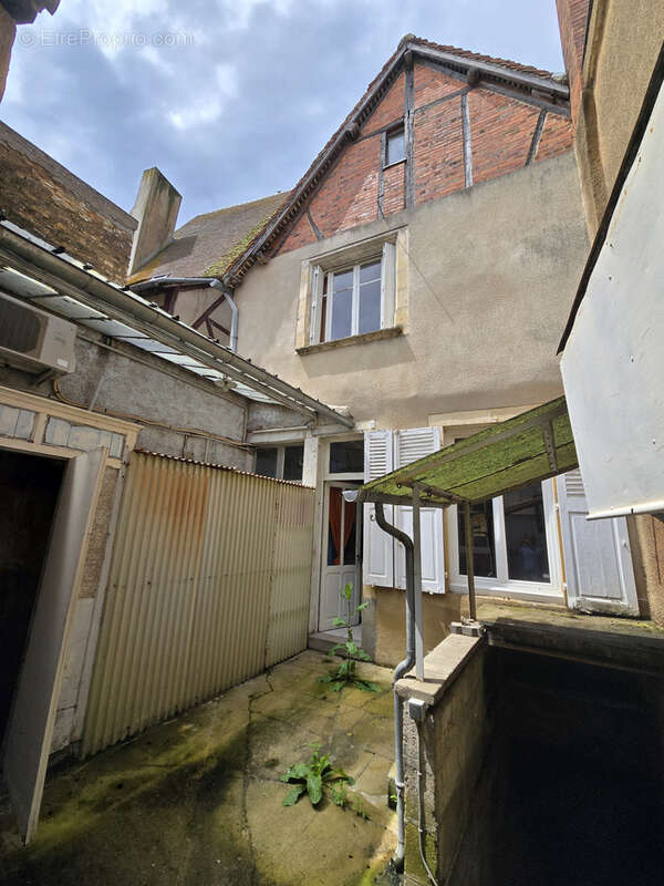 Maison à DUN-SUR-AURON