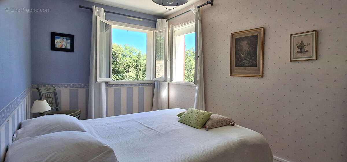 A vendre,  Drôme provençale, Belle Villa de 200 m2, piscine, garages, terrain  arboré de 3400m². - photo 15
