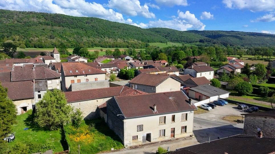 Maison à CHAVANNES-SUR-SURAN