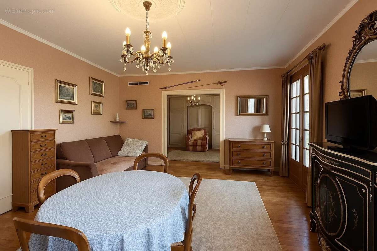 Maison à CHALUS