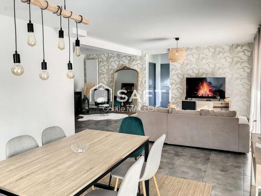 Maison 126 m² à Saint-Laurent-De-Cerdans  - photo 2