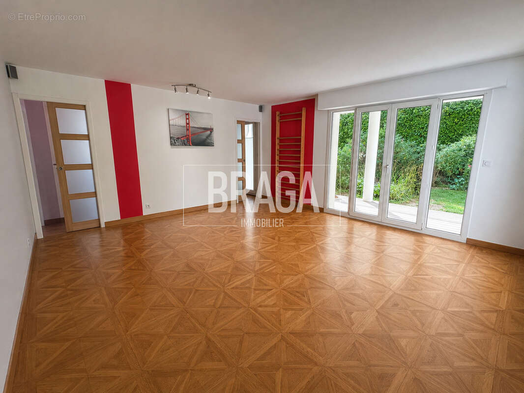 A vendre chez Braga : Appartement de 80 m2 en résidence sécurisée avec terrasses ou local profession libérale - photo 2