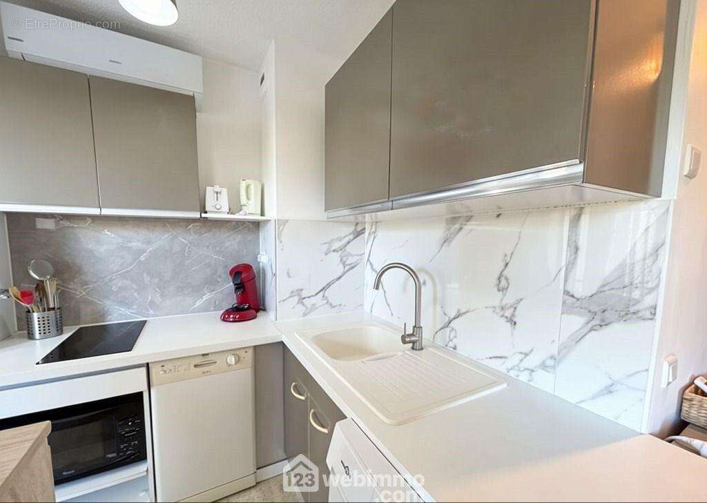 Cuisine équipée au style épuré, pensée pour le confort et la fonctionnalité. - Appartement à SAINTE-MAXIME