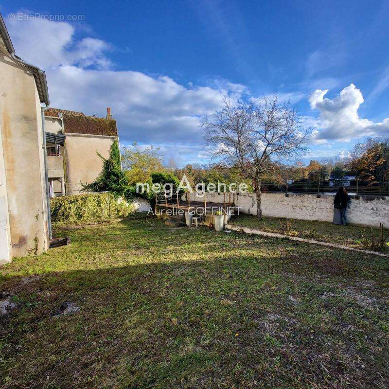 Maison à LAROCHE-SAINT-CYDROINE