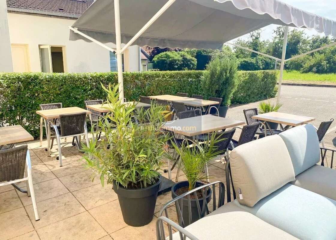 Commerce à MONTSAUGEON