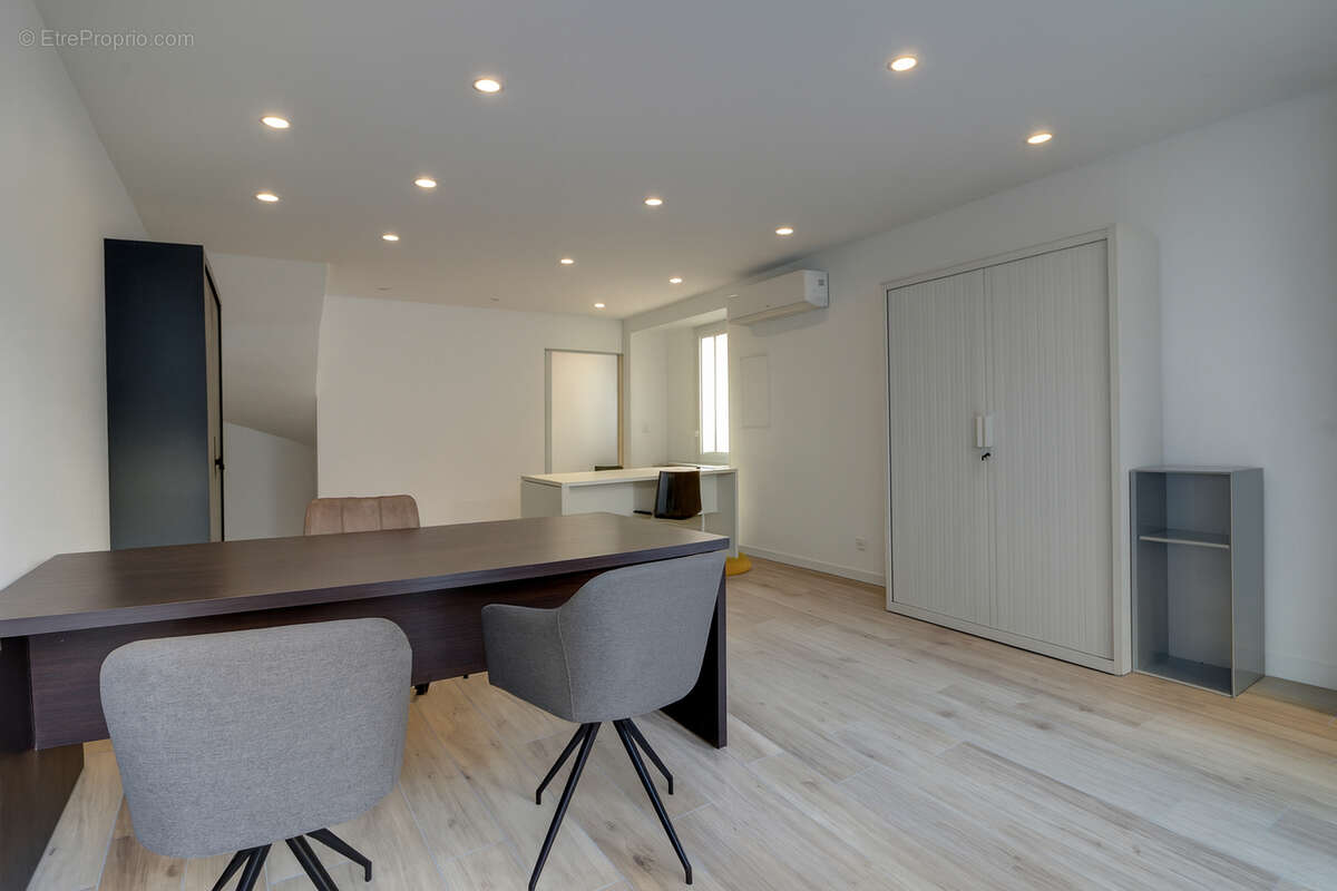 Commerce à MEXIMIEUX