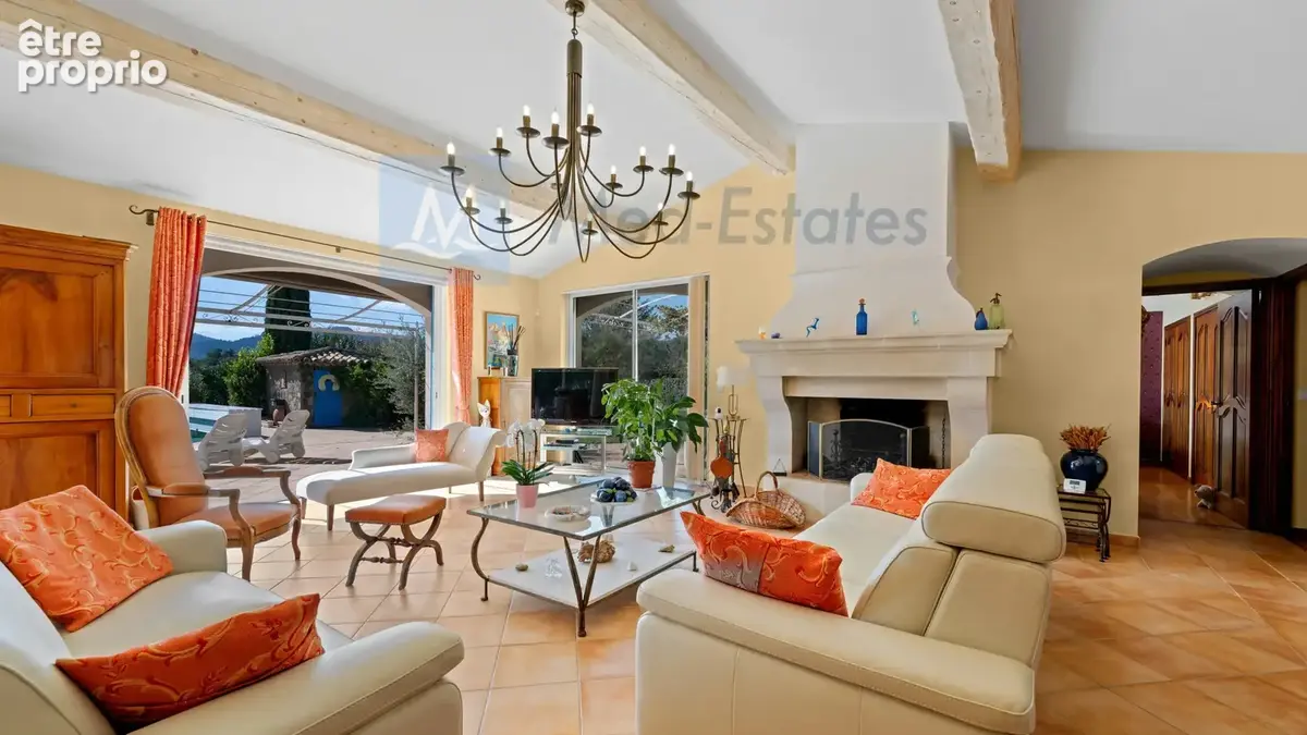 Splendide propriété provençale avec vue panoramique sur le Massif des Maures, sur un terrain plat de 3 000 m² - photo 8