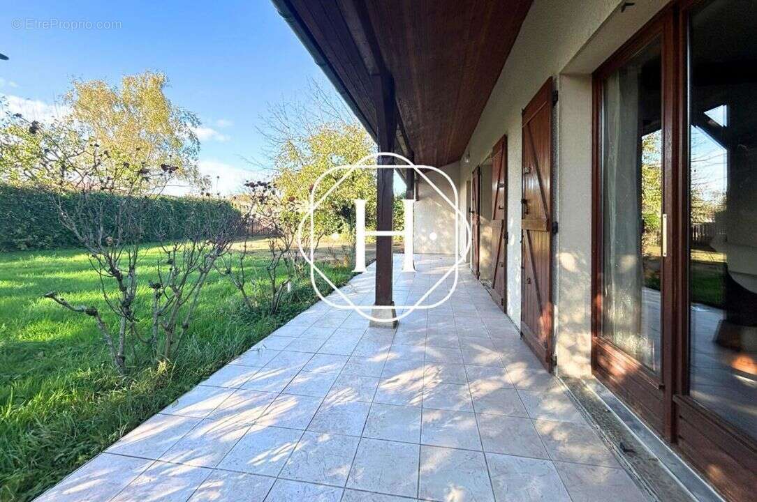 Maison à SAINT-DENIS-LES-BOURG