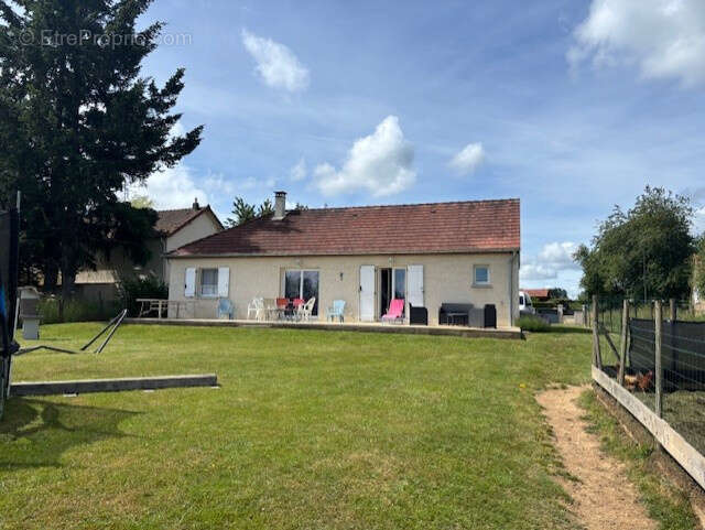 AUXY, coeur de bourg pavillon 3 chambres avec garage et jardin clos. - photo 9