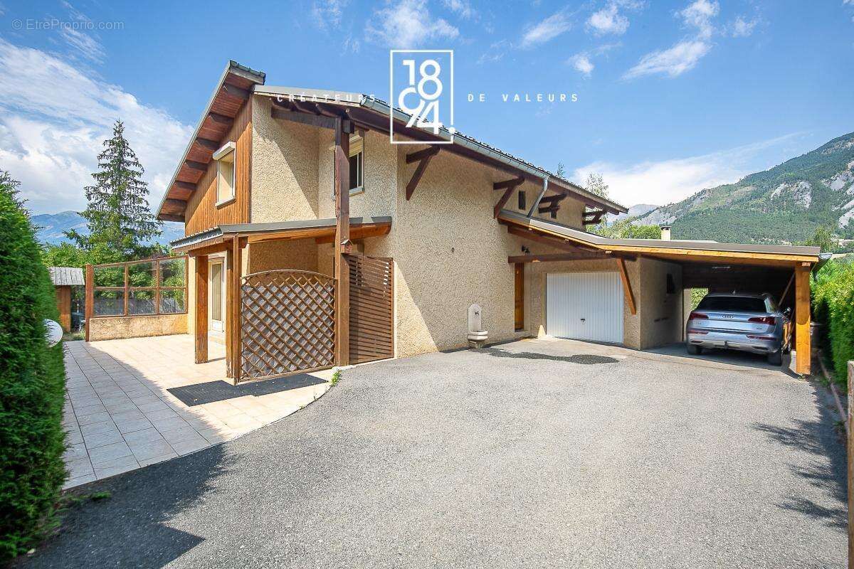 2 Maison T7 à vendre Enchastrayes 04 (04400)  128 m²  Terrasse, Garage, Carport, Jardin  - photo 22