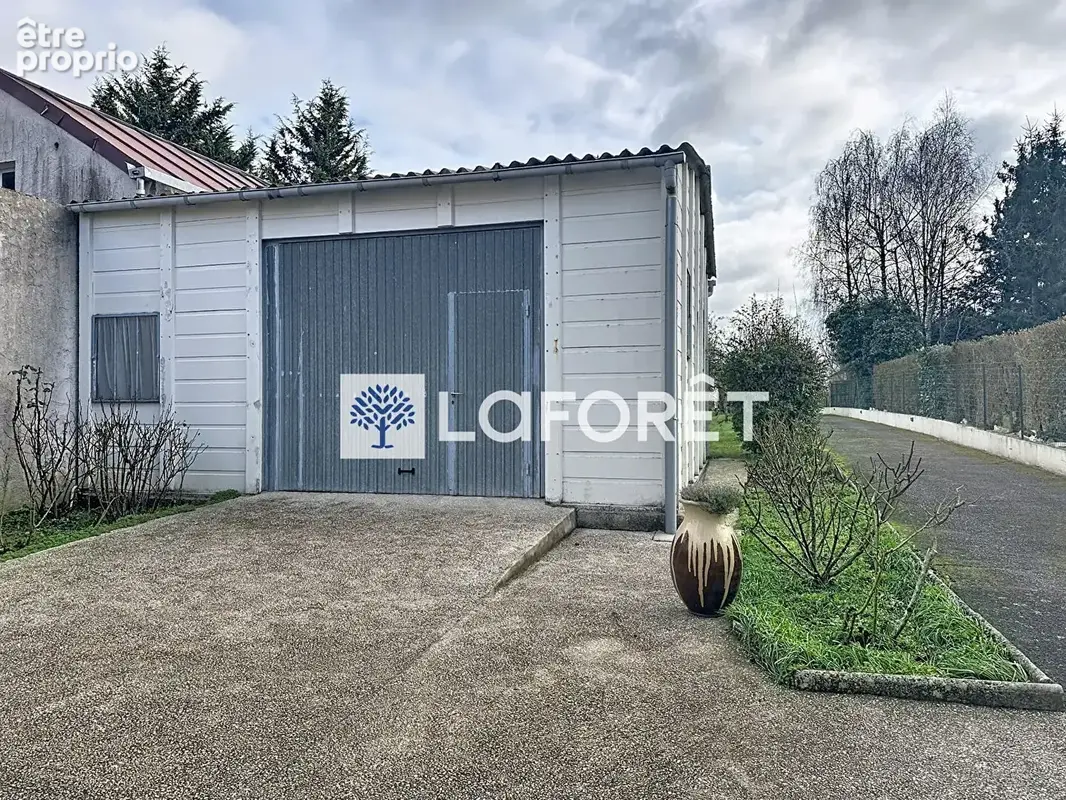 Maison sur 3 niveaux avec un sous sol  - Fort potentiel - Centre Saint-Nom - photo 4