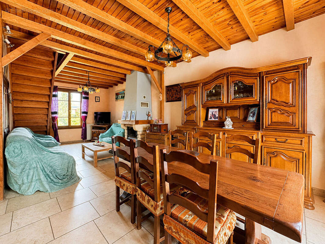 Corpeau - Maison avec insert bois - 3 chambres - Double garage - Terrain arboré - Terrasse - photo 5