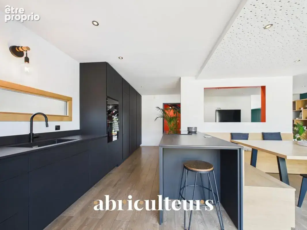 Grande maison d'architecte de 219M2 - DPE C - Jardin - 5 chambres - Mobilier sur-mesure - Un garage/buanderie - 2 parking - Rezé - photo 4