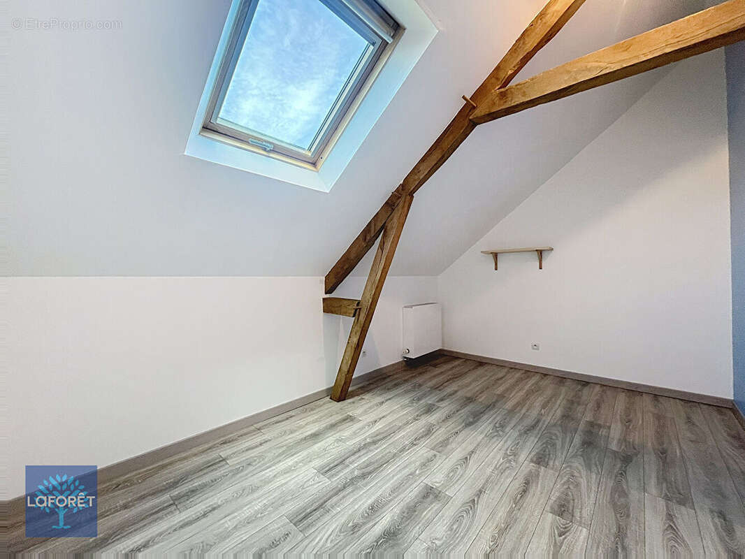 Maison à LIVRE-SUR-CHANGEON