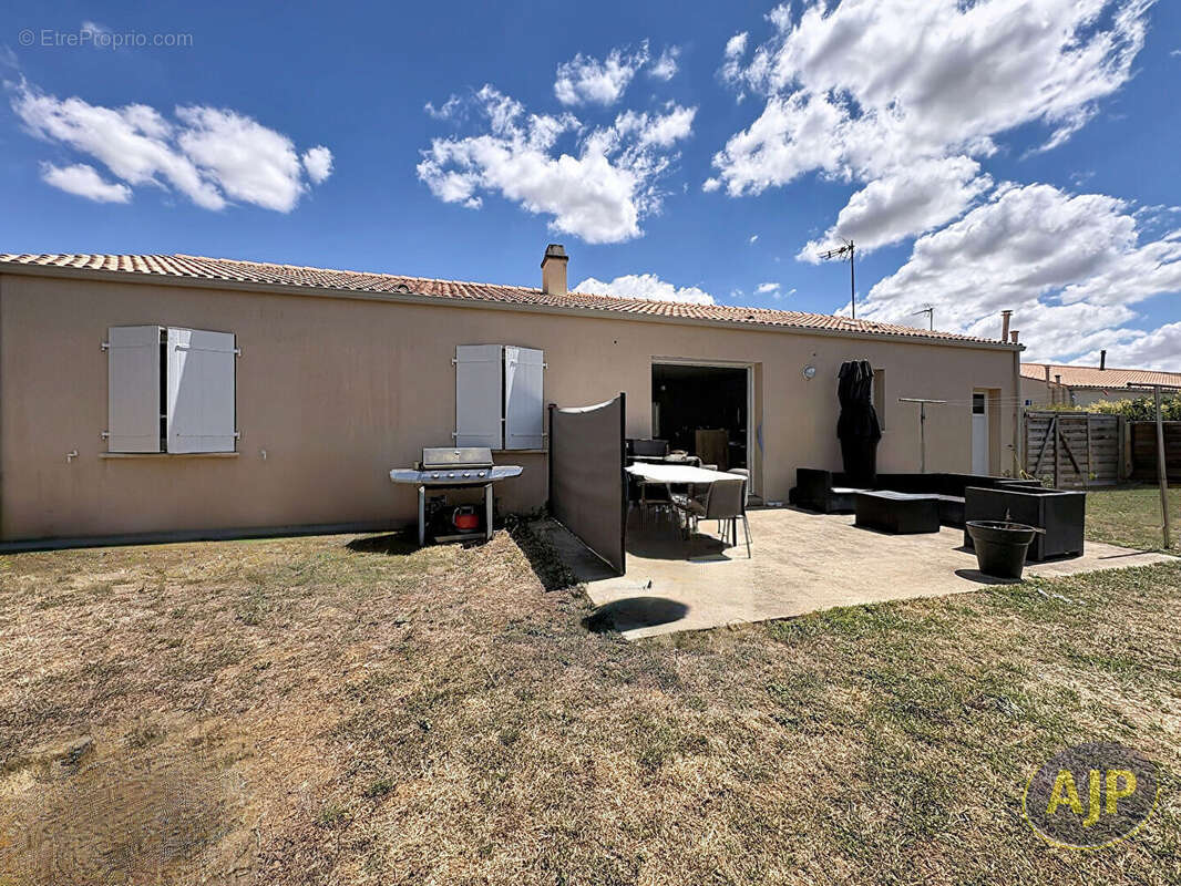 LES MAGNILS REIGNIERS - Maison de plain-pied - 4 chambres - photo 11