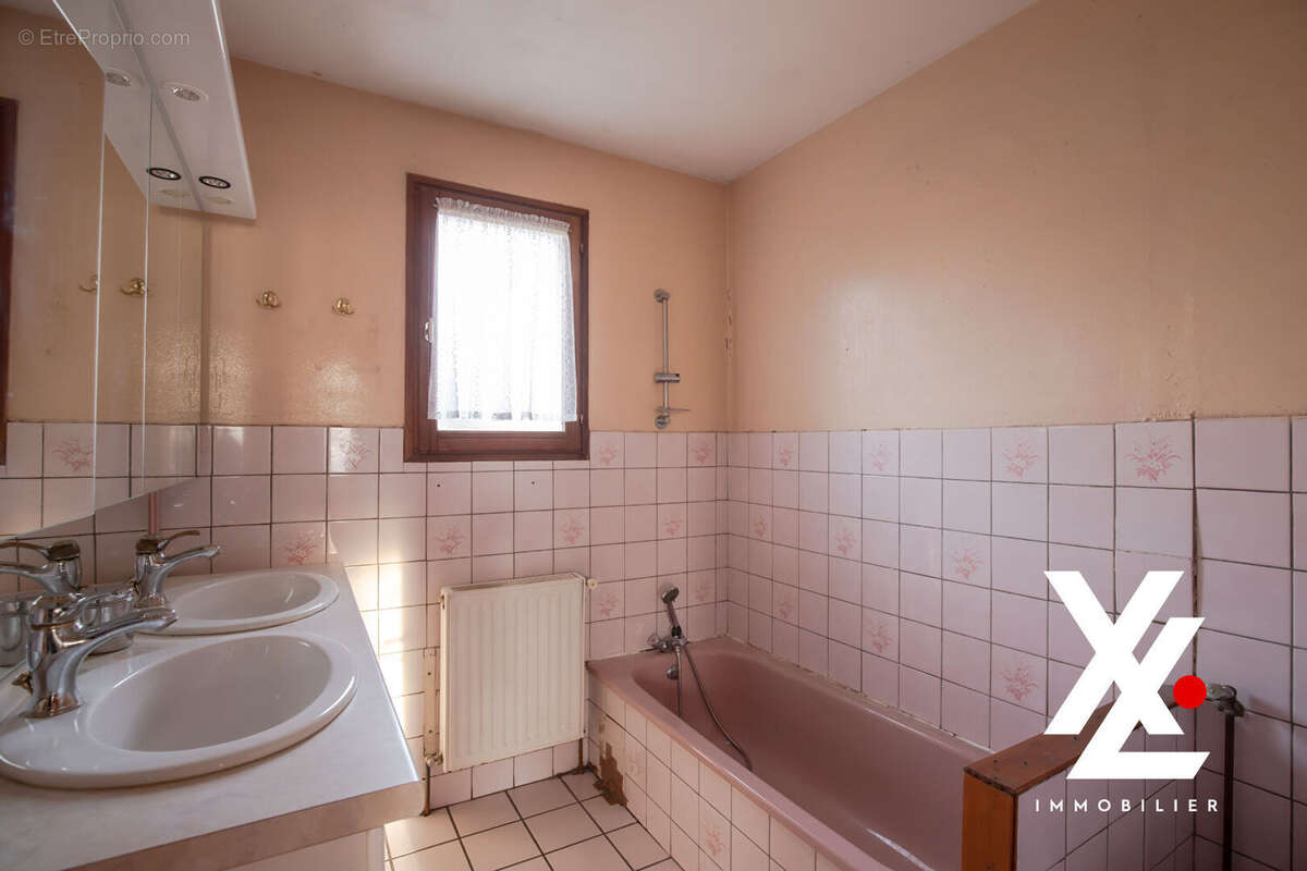 Maison à VELAINE-EN-HAYE