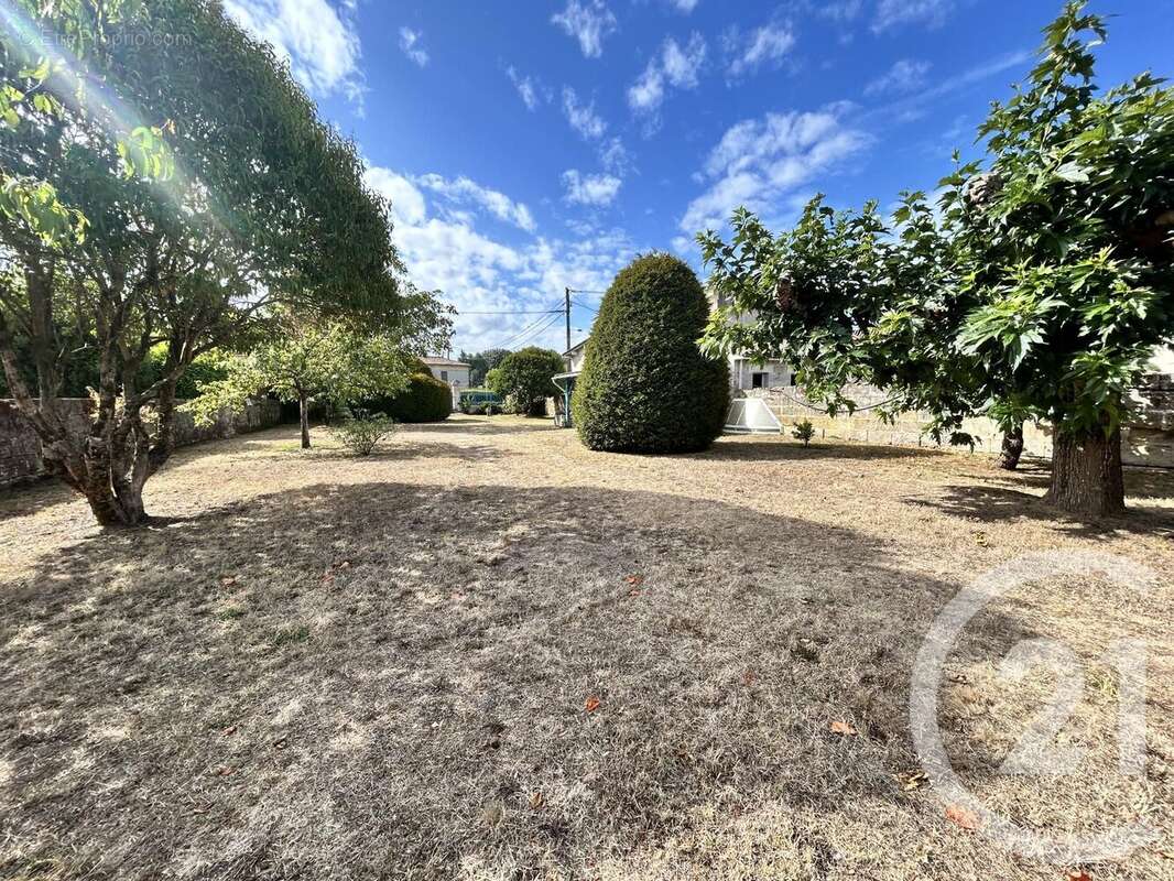 Maison à SAINT-MEDARD-DE-GUIZIERES