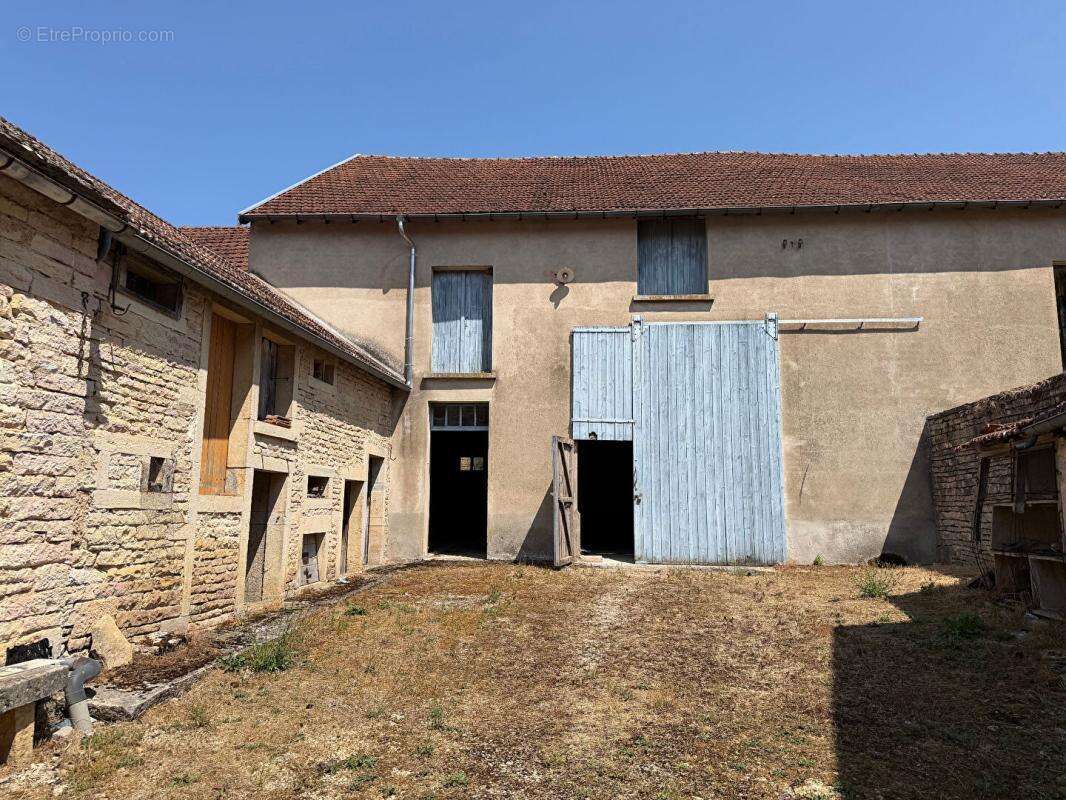 Maison ancienne de 138 m2 avec dépendances - photo 8