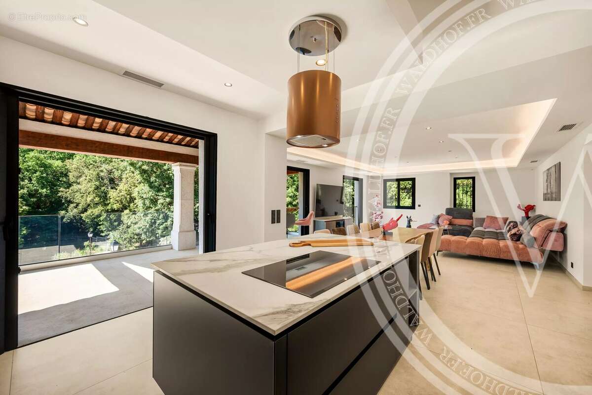 Maison à ROQUEFORT-LES-PINS