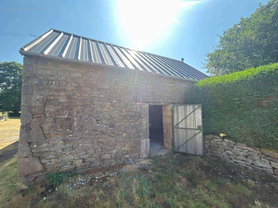 QUISTINIC   Maison avec dépendances sur un terrain de 2 327 m2 - photo 15
