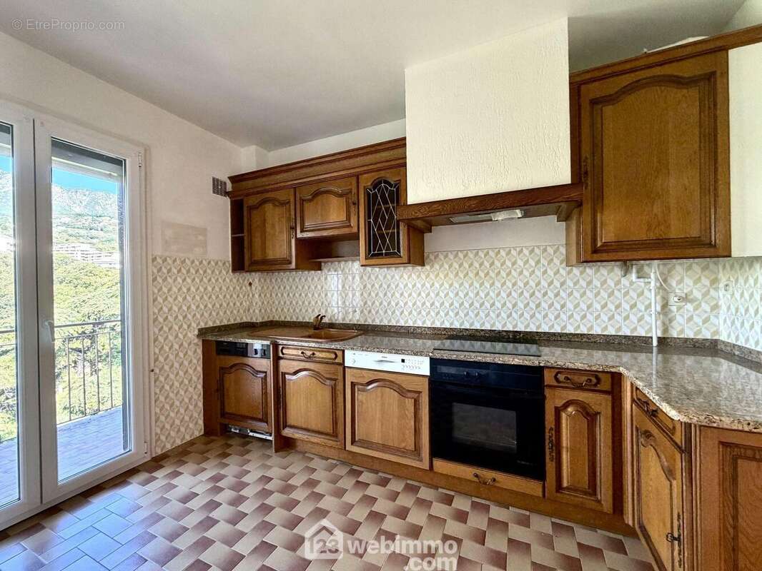 Cuisine indépendante de 10 m2 - Appartement à BASTIA